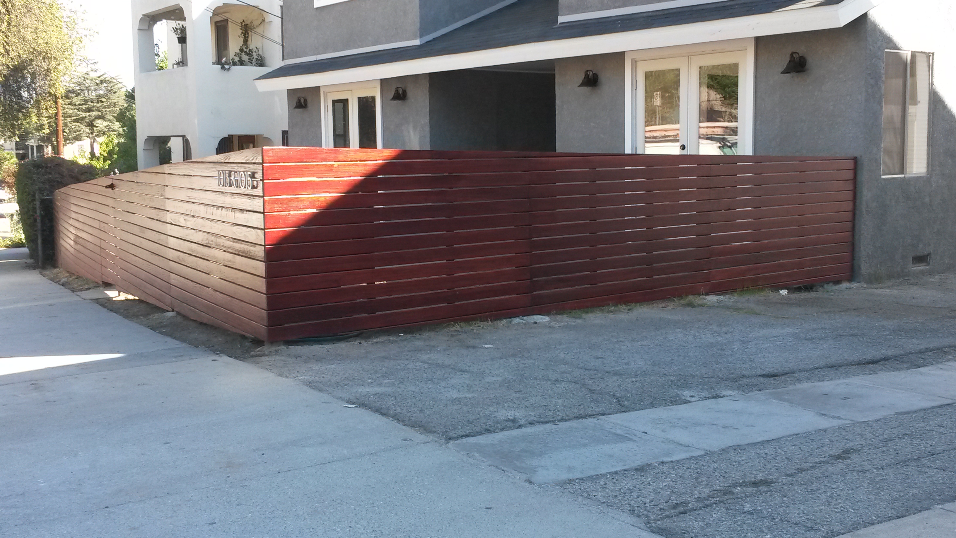 4-tall-sloping-horizontal-front-yard-fence-pedestrian-gate-in-los-angeles-1-built-and-stained-by-woodfenceexpert-com